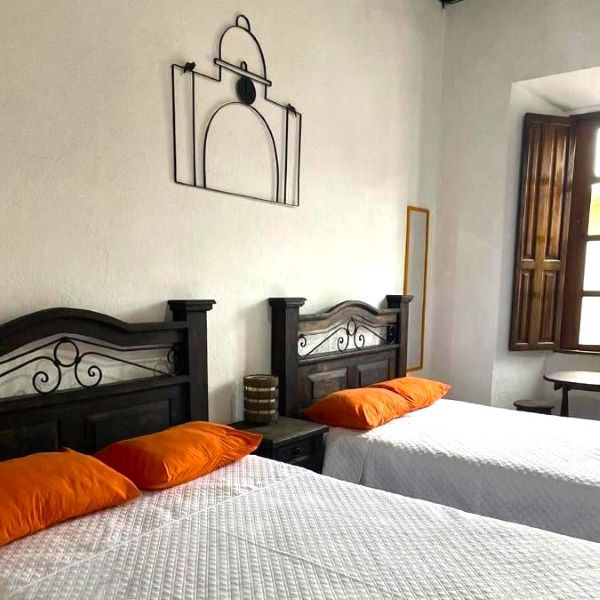 Feathers Hotel & Lounge