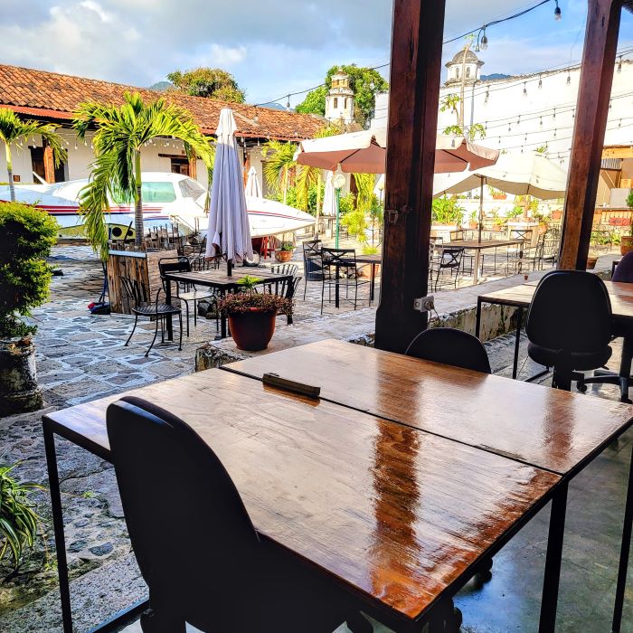 Coffea Cafés Especiales Antigua Courtyard with Plane