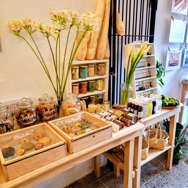 Beautifully decorated shop el lugar del te y el chocolate