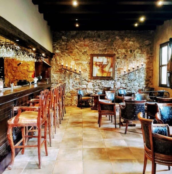 Las Cañas bar and lounge inside Hotel Camino Real
