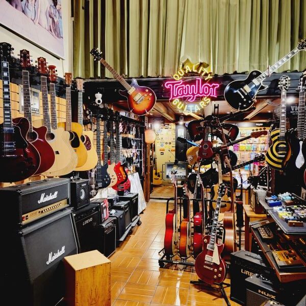Casa Gomez Ovalle musical instrument shop