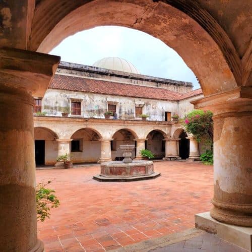 Iglesia Y Convento de las Capuchinas Square