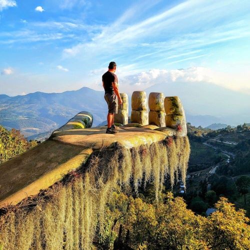 the-hand-at-Hobbitenango-antigua