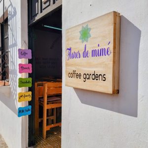 Flores de Mime Cafe outside sing