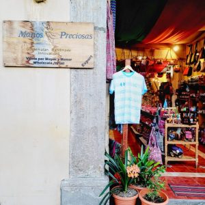 Manos preciosas shop sign